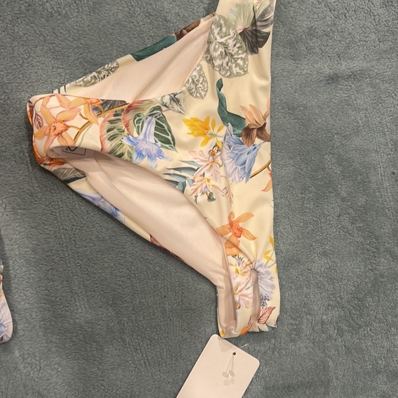 Bikini Dillard’s Small Bottom Large top - Picture 6 of 9